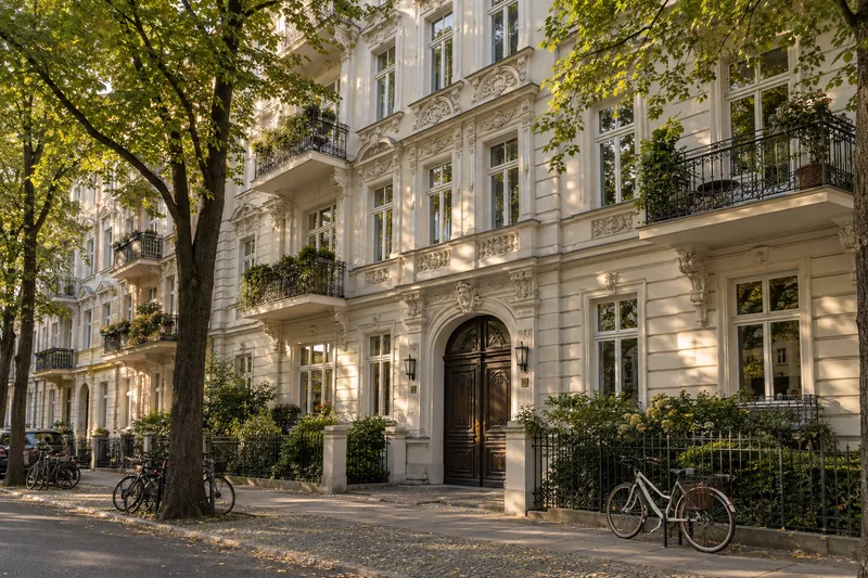 Heizungsgesetz Berlin: Stuckfassade eines Berliner Gründerzeithauses mit Balkonen